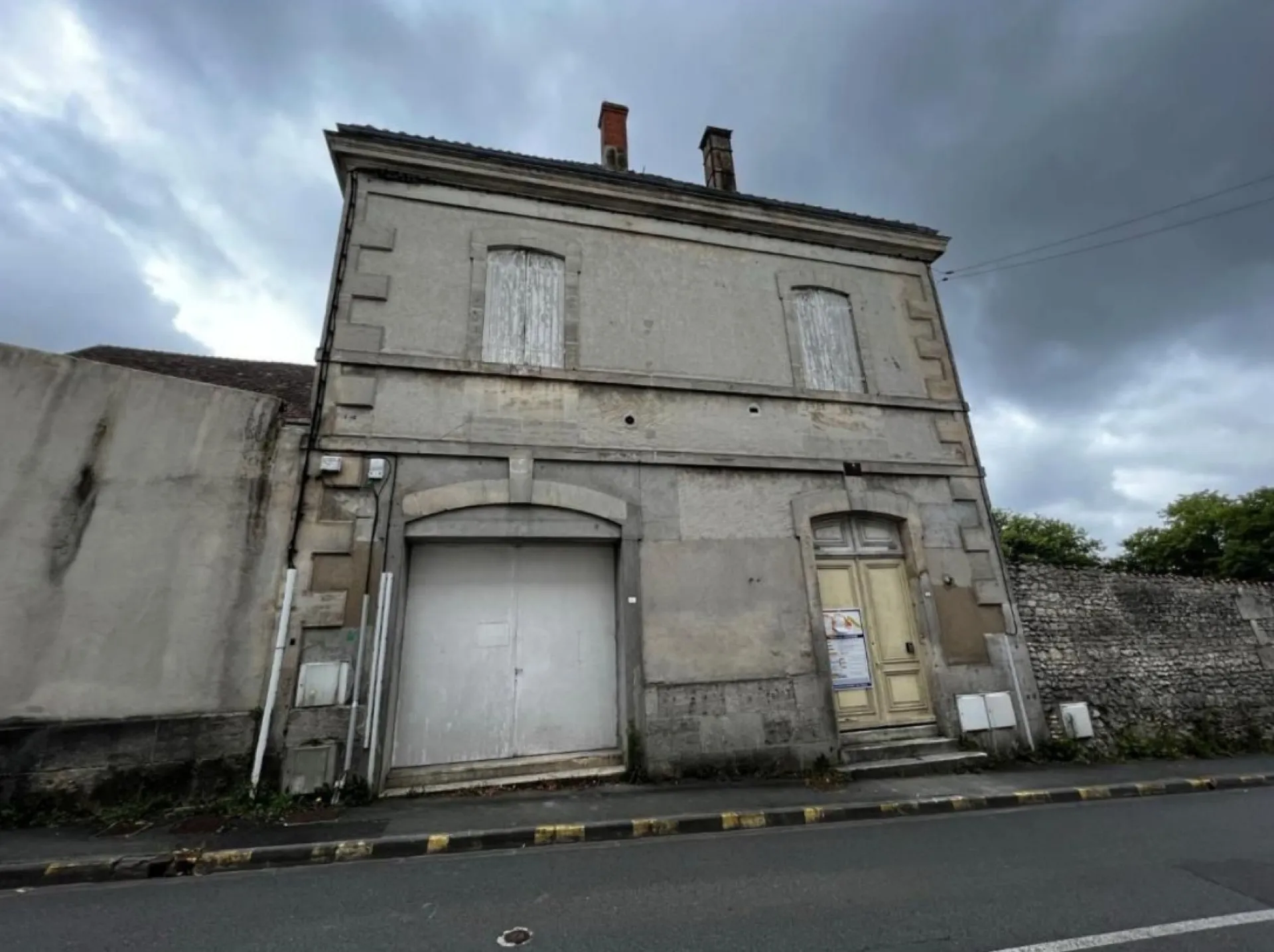 Ravalement de façade classique, état avant intervention Sévria à Bressuire (2024)