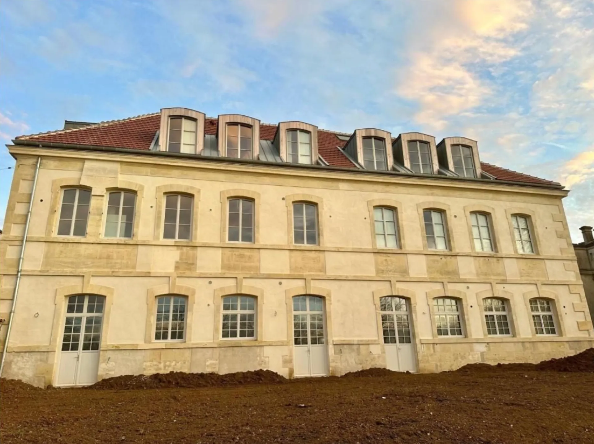 Rénovation complète - Façade moderne, résultat après ravalement par Sévria à Niort (2024)