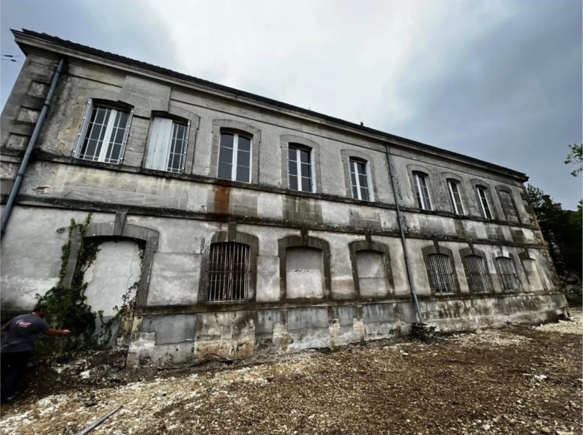 Rénovation complète - Façade moderne, état avant intervention Sévria à Niort (2024)